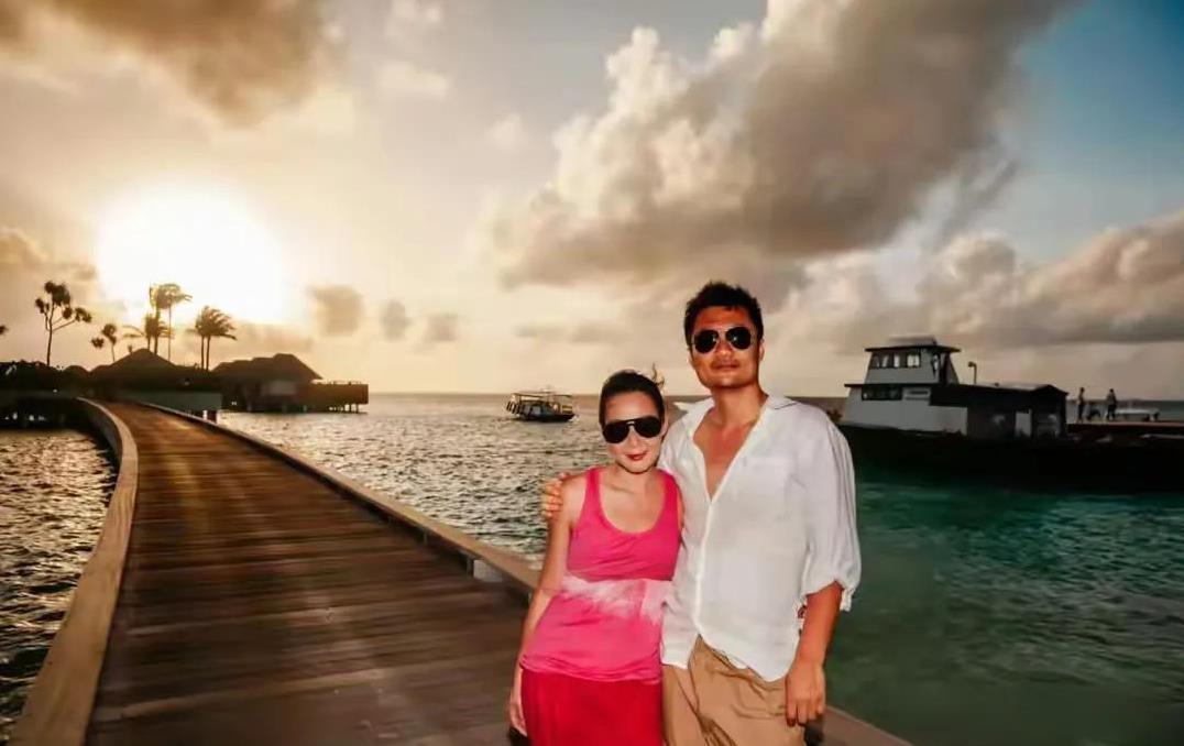 刘若英与小10岁的富商老公钟小江庆祝结婚14周年，钟小江晒出夫妻合照，简短文字