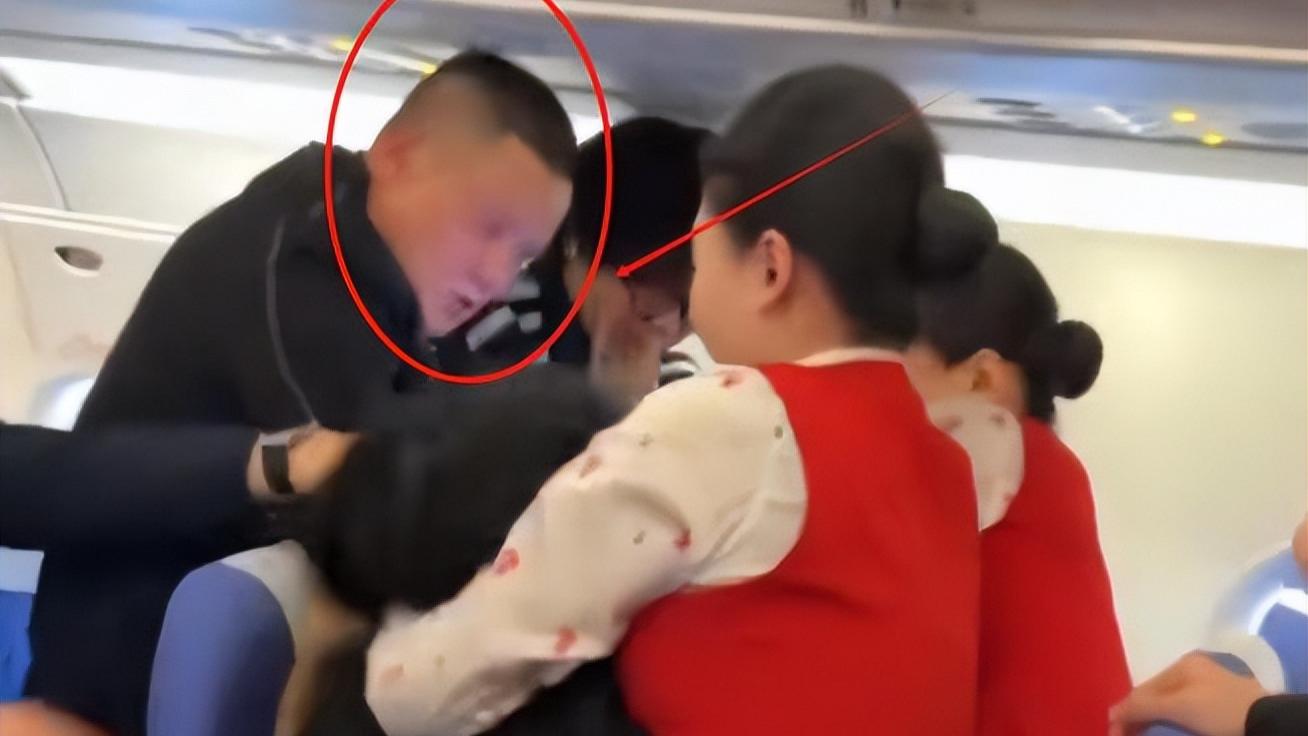 空姐劝架被咬后续，冲突原因曝光，当事人被抓，律师发声恐要赔偿