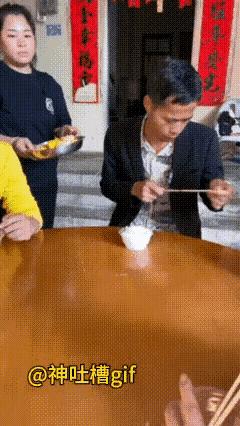 啥年代了，何至于如此呢？
视频里，一桌人正在吃席。瞧，大姐端上一盘玉米。有位大哥