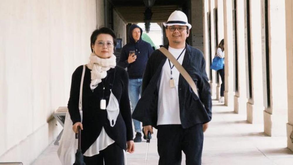 袁立不再发胖，和三婚老公游巴黎近照瘦好几圈！梁太平倒发福明显