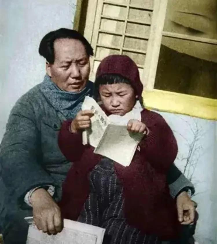 在那寒峭的冬日，窑洞外的风似刀割般凛冽。毛主席，这位身负天下兴亡的领袖，却在忙碌