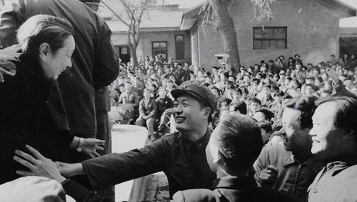 1974年，杨得志到农村看望老战友，却发现他没钱看病，过得很不如意，当地县政府诧
