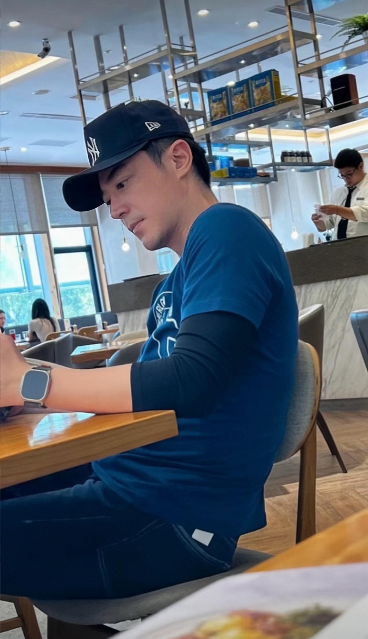 近日，有位网友在台北偶遇霍建华，他在一家餐厅吃饭的画面。
霍建华戴着棒球帽坐在那