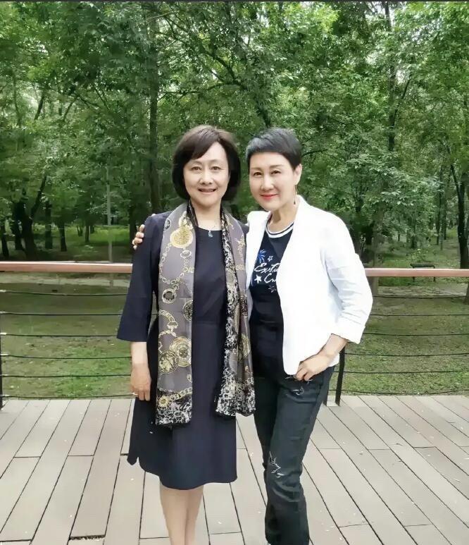 她们曾是电视剧中的姑嫂，多年之后再次相聚，现实中的她们都老了。一个皮肤白皙，一个