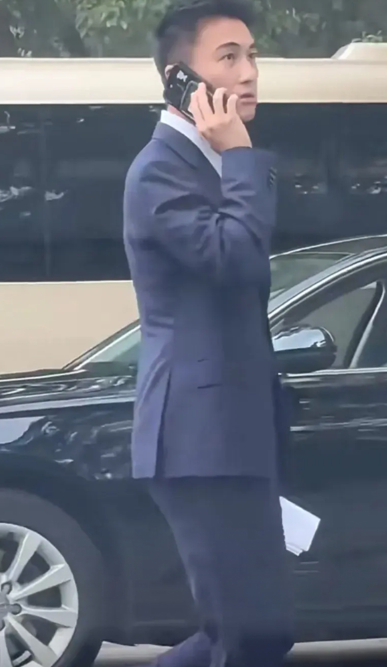 大家快帮我看看何猷君用的这个手机是什么品牌呀？怎么这么好看，这么大气啊，看着好高