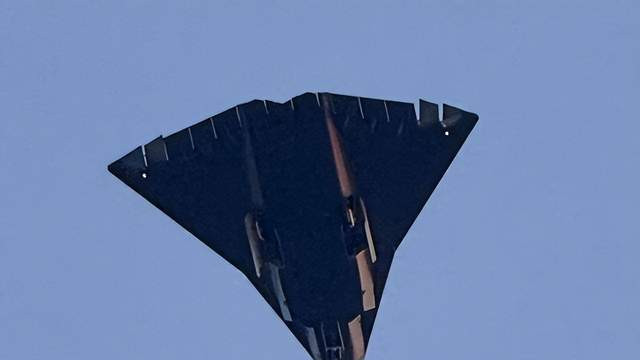 歼36还没服役效果就已显现？美上将承认优势已无，B-21来了也不行