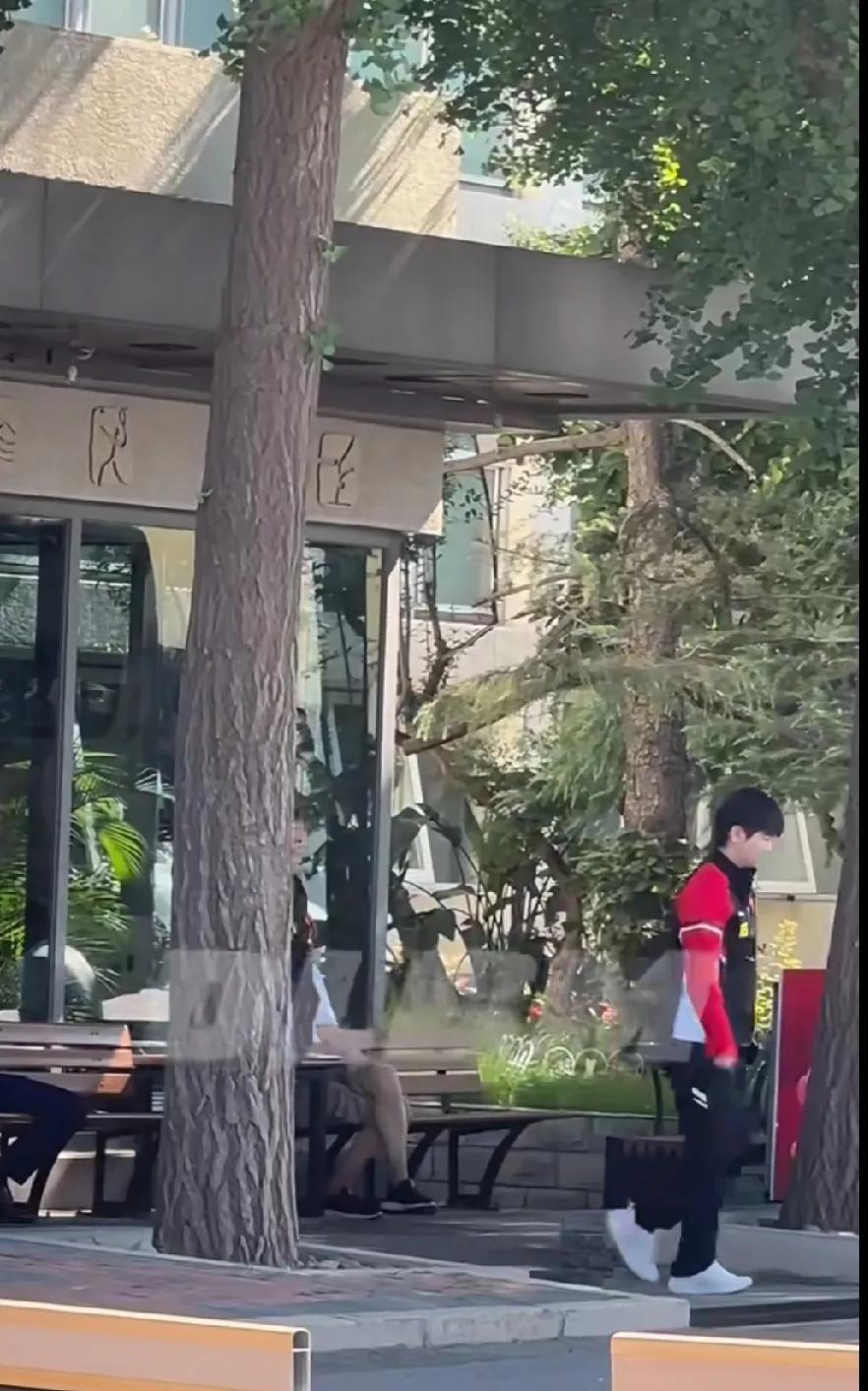 家人们谁懂啊！刷到国乒参加中国邮政活动的视频，王楚钦大清早边走边嘬雪糕，画面过于