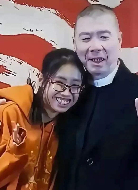 冯小刚的女儿冯朵，17岁，生活在美国！
一张父女合影让冯小刚女儿冯朵的生活状态曝
