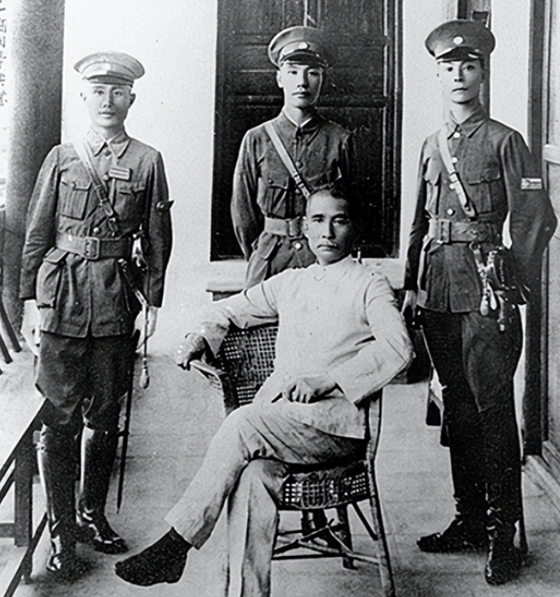 男人给周恩来套上国民党军服，带着他从审讯室偷偷潜出。两人即将逃出，这时一个国民党