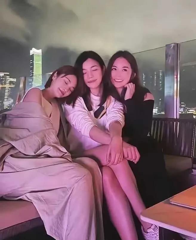 原来她们三个是好闺蜜，李荣浩要守住爱情啊！蔡卓妍离了，陈妍希离了，杨丞琳结婚不生