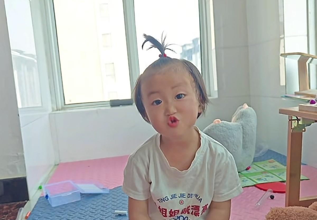 小满儿真搞怪，小身板里有八百个心眼[笑哭]
  可爱地嘟着嘴，问妈妈为啥不穿裙子