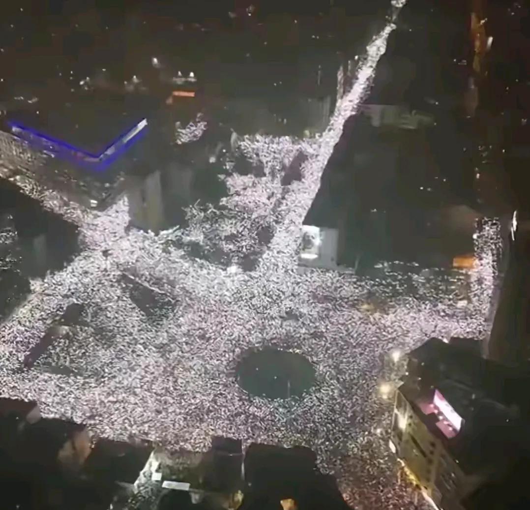 活人叠罗汉[震惊]？塞尔维亚抗议现场惊现"人肉罐头"！32.5万人挤爆5万平广场
