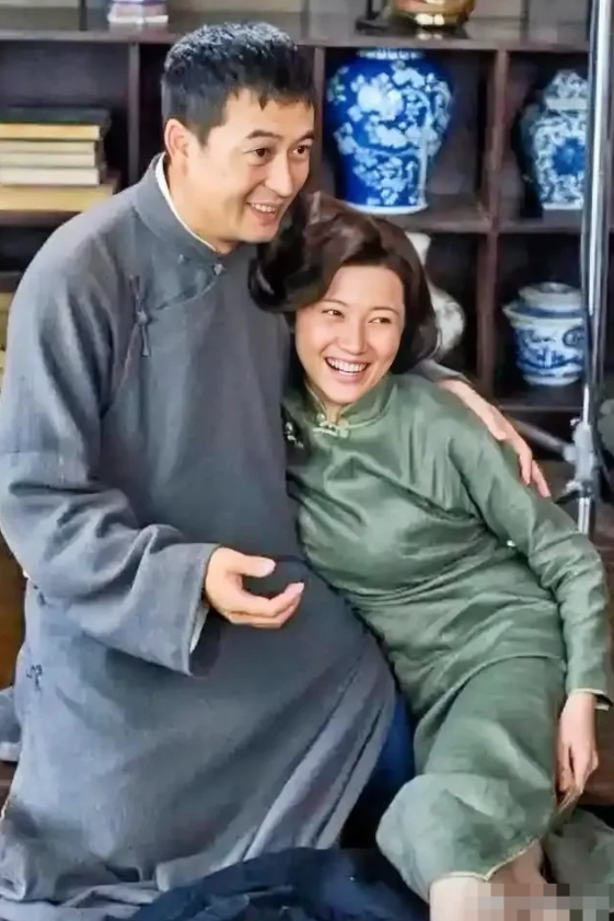 颜丙燕真是一个“硬核”演员，俩人这样“搂着”不惧“绯闻”，人品与演技都值得肯定！