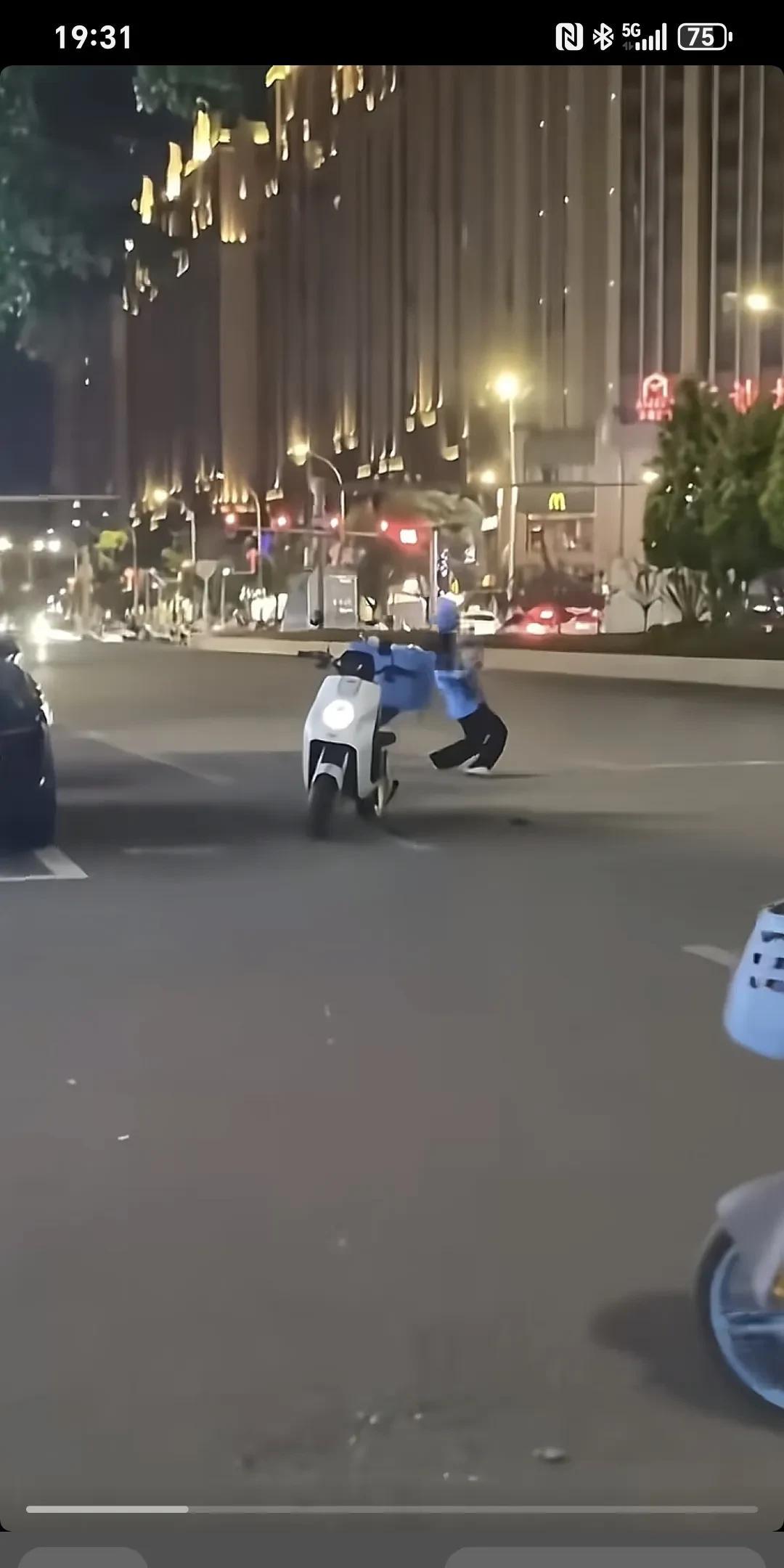 路上只见一外卖小哥把自己的头盔连续重摔发泄情绪～
生活压力太大了，小伙子挺住，愿