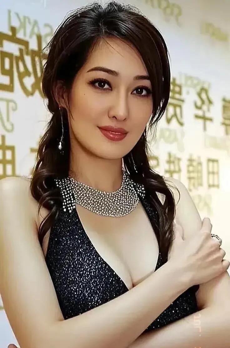 50多岁的孟广美才是岁月不败的美人，这傲人的身姿和自信满满的气场，娱乐圈里少见的