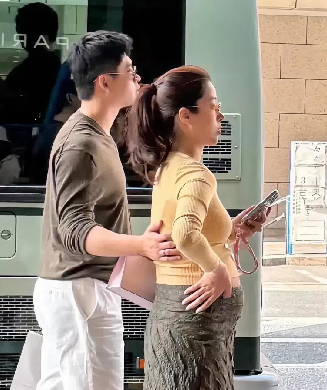 杨采钰在日本待产，这姐最终选择小鲜肉一起居家过日子，她与陈金飞在一起时常被拿出来