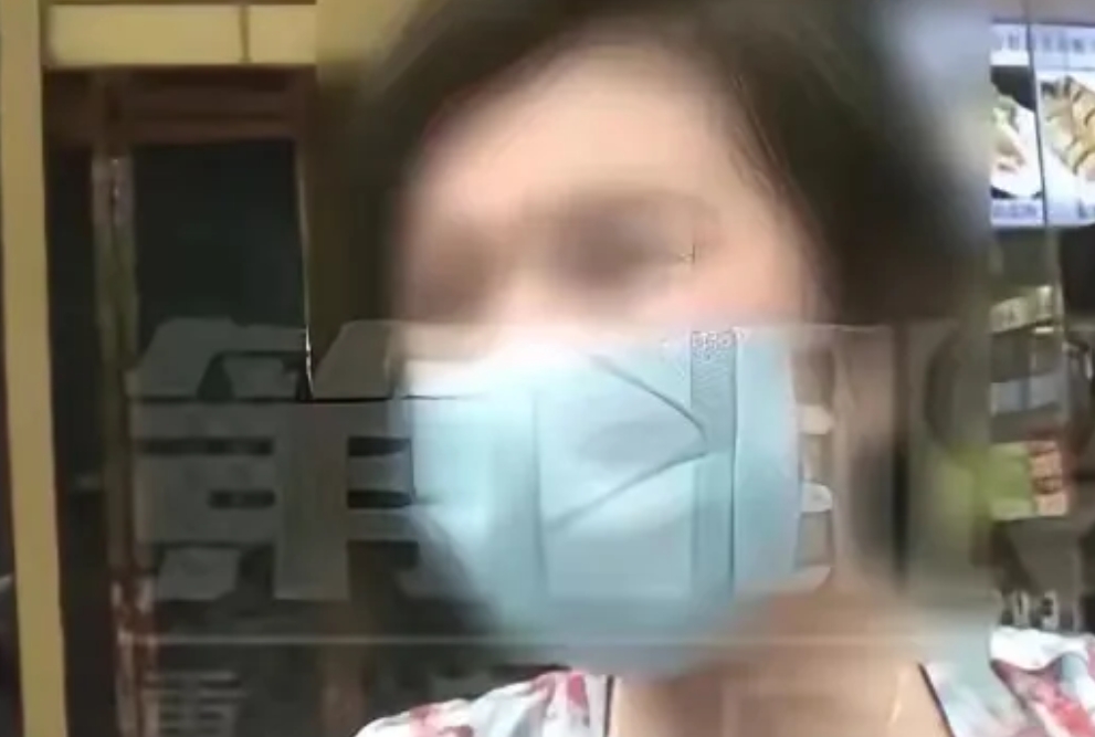 重庆渝北一男子请客户去KTV消费。
 
男子预估消费撑死一两万。
 
在KTV进