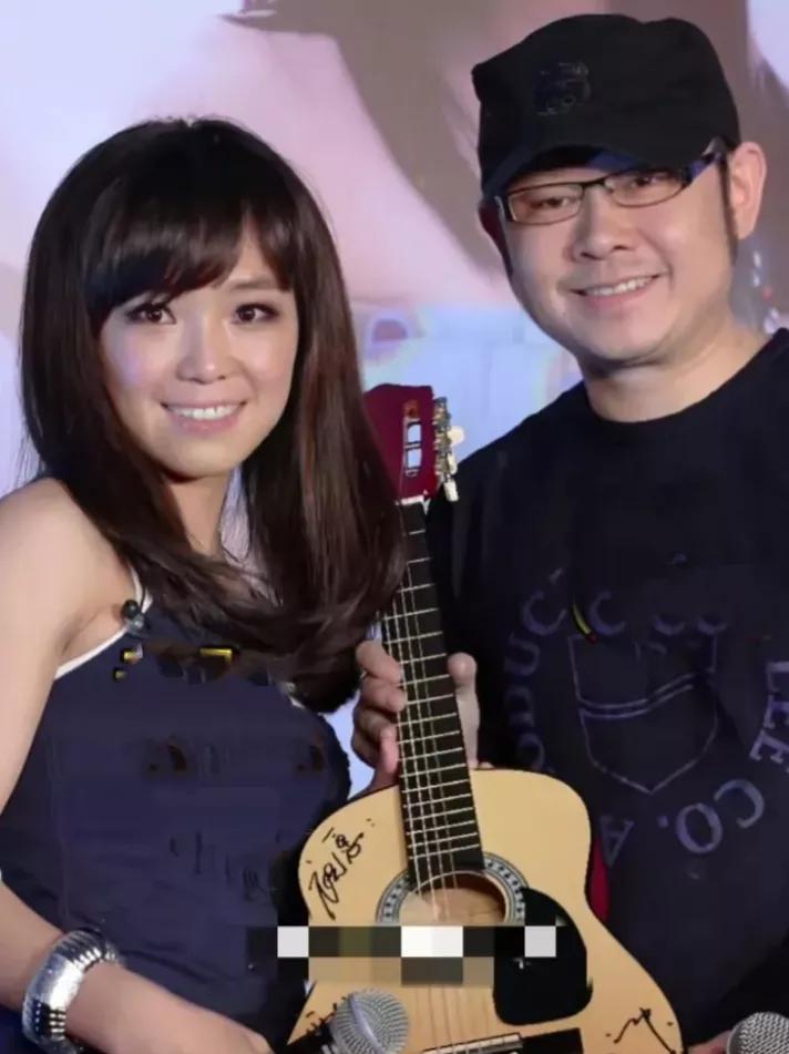 2011年，云朵与师傅刀郎在一起，笑容满面，举止温柔，合影留念，永恒的回忆！