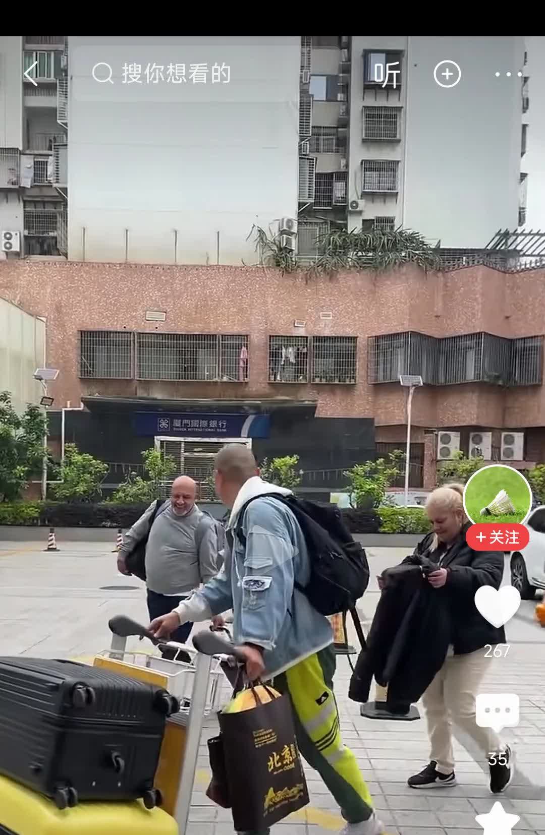 从杨淙穿裤子的做法不难发现，他似乎被奇娜宠得像个小屁孩一样，尽显被宠溺的模样 。