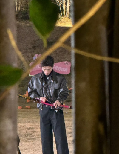 弓弦轻拉眼神专注，王星越综艺路透一抬手，满脑子都是墨雨云间的画面 ​​​