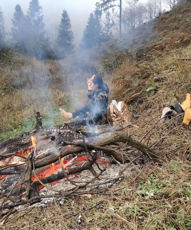 重庆，有一位老人到一座大山挖药材，看到有一名光着赤脚的女子在山上烤火，这名女子一