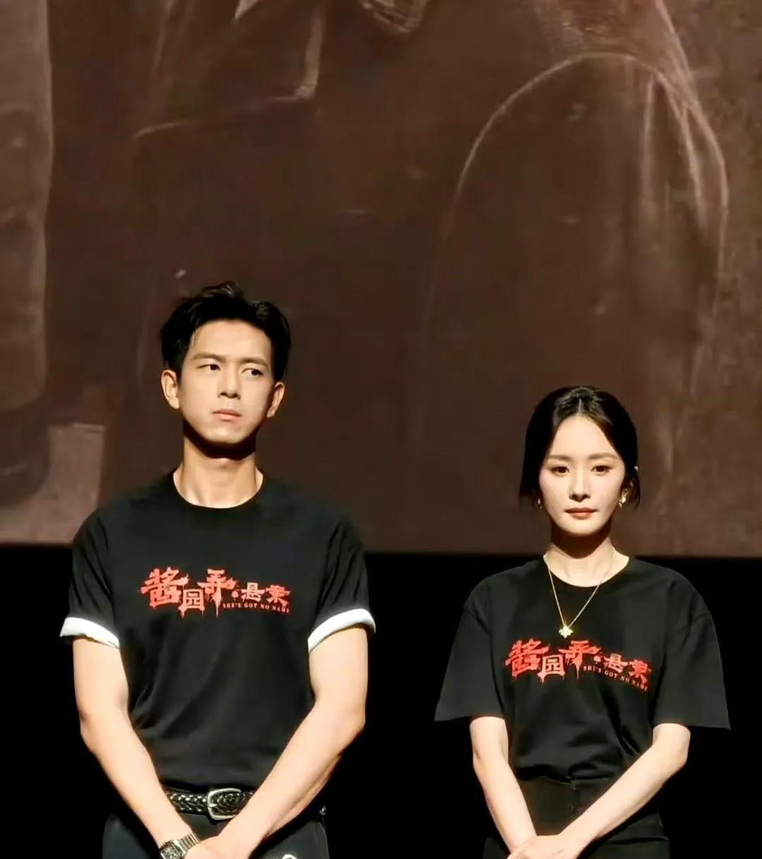 杨幂和李现真没想到这次终于能见到他俩同框了。他俩同框，总感觉他们在离婚发布会上。