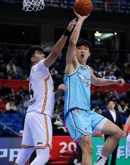 杨瀚森攻防一体啊

NBA夏季联赛开拓者大战火箭，第二节比赛中，杨瀚森先是篮下接