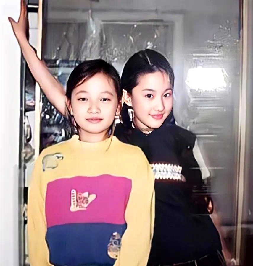 1998年万圣节，11岁的刘亦菲在美国与朋友合影，少女时期的她已展露过人气质，与