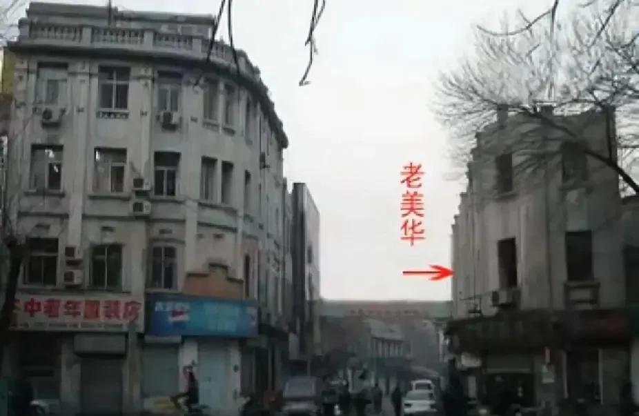 还记得和平路上的老美华吗？
这张照片是 80年代和平路上老美华路口的照片。照片右