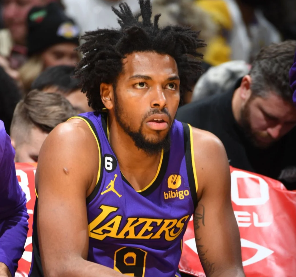 湖人博主Lakers Lead晒出一张球员照与湖人球迷互动：
哦，你说自己是真正
