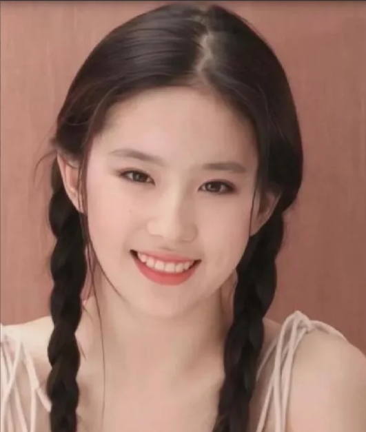 1997年，刘亦菲父母因频繁吵架，婚姻走到了尽头，离婚时，母亲刘晓莉哭着提出了一