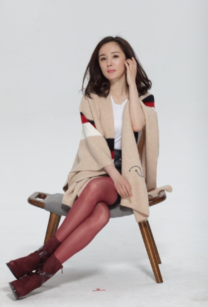 甜酷切换无压力，杨幂百变妆造靠大长腿撑满气场 ​​​