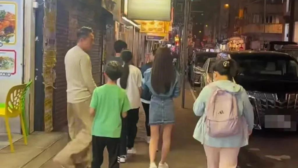 汪小菲夫妇外出游玩，马筱梅颜值身材很不错，汪小菲的眼光太毒了