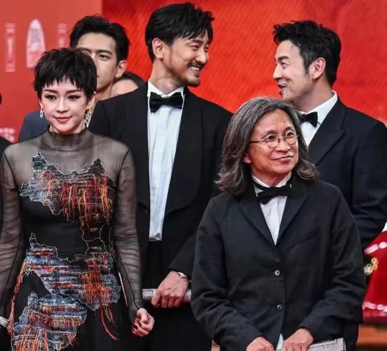 就算是大咖云集，也拯救不了《酱园弄》的口碑和票房。
到底是观众太挑剔，还是某些资