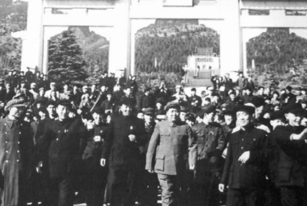 1953年毛主席拜谒中山陵，为了主席的安全考虑，工作人员建议毛主席走小道，但主席