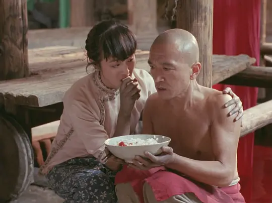    《菊豆》比大红灯笼好看，杨家的染坊是整个中国旧社会的缩影，电影的海报是典型