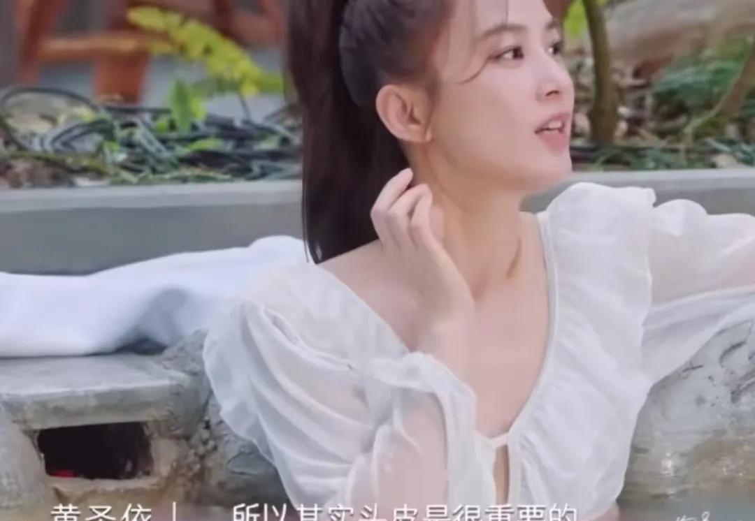黄圣依分享保养的小秘诀
黄圣依说“其实头皮是很重要的，如果每天早上都可以去按摩，