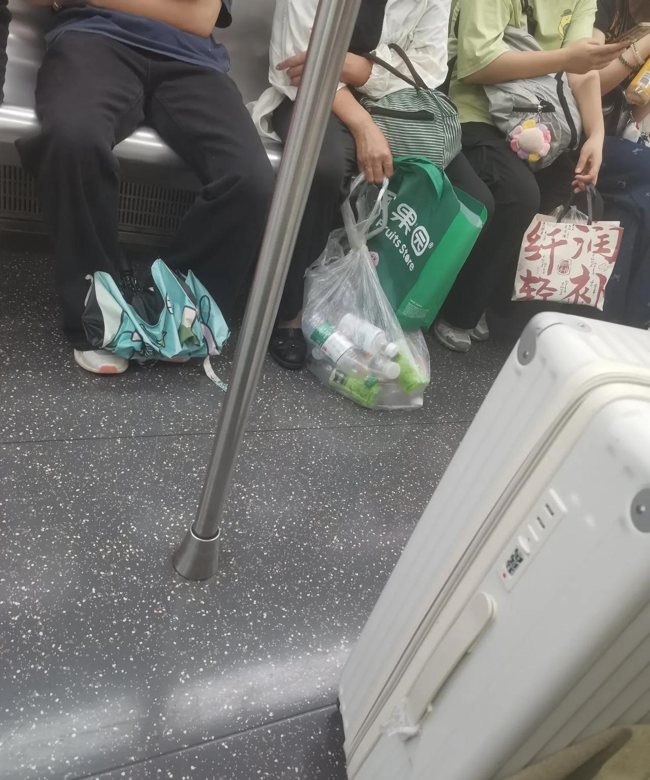 昨天晚上十点多钟，我坐地铁时发现一位年龄五十多岁的女士带着装了若干空塑料瓶的袋子