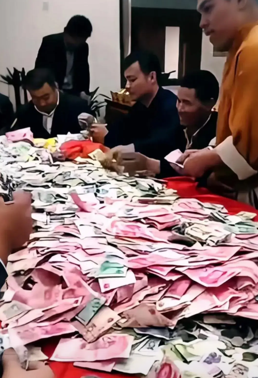 一网友称：在寺院做义工，有一天发现主管库房的和尚打开功德箱，用麻袋把里面小到一元