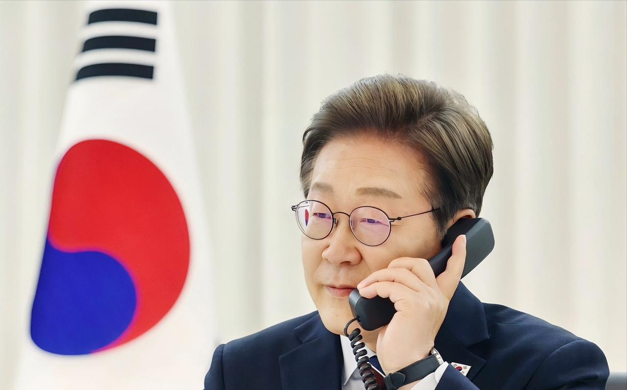 变脸太快了！刚刚，多家韩国媒体在报道中称，韩国总统李在明与日本首相石破茂进行了2