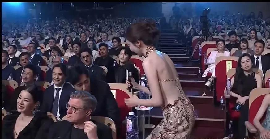 “给心情点道菜”！
姜妍这主持功底可以啊
之前怎么没有看出来
看了最近姜妍主持白