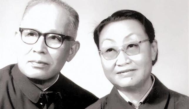1938年，两位地下工作者假戏真做结为夫妻。然而，婚后妻子却不幸牺牲，丈夫决定终