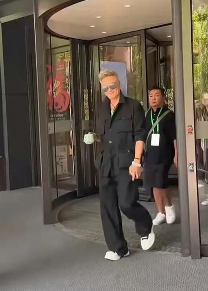 吴镇宇63岁宛如30岁，新造型背后的不老传奇