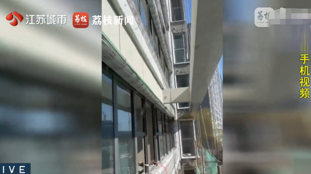 江苏南京，一女子花500万买了套房，却发现阳台窗外有了一道装饰横梁，严重影响了采