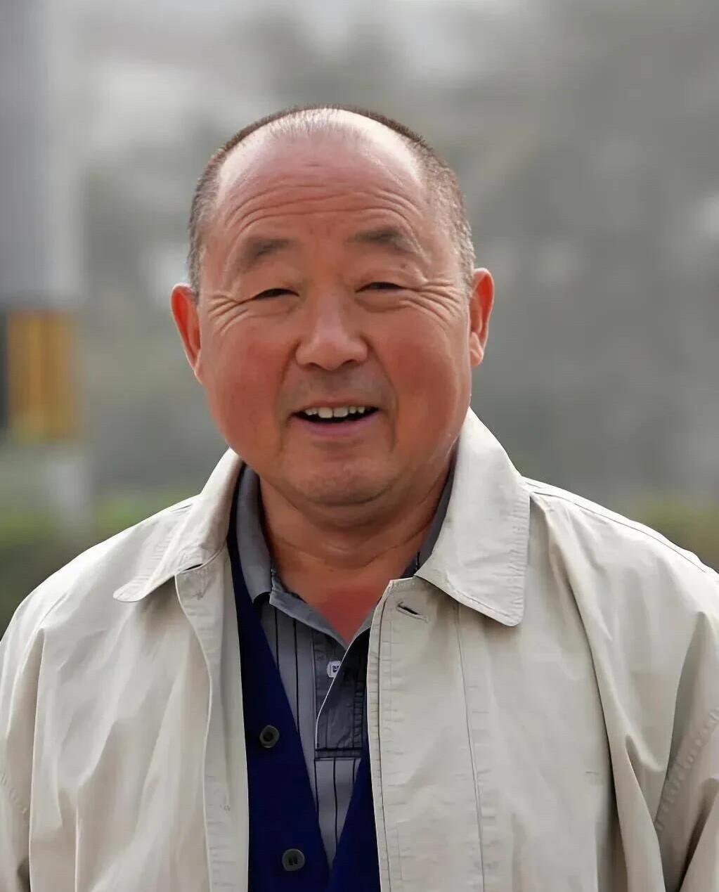 这一位老头子，眯眯眼属于小眼睛的男明星，他从事表演几十年年，演的主角并不多，但他
