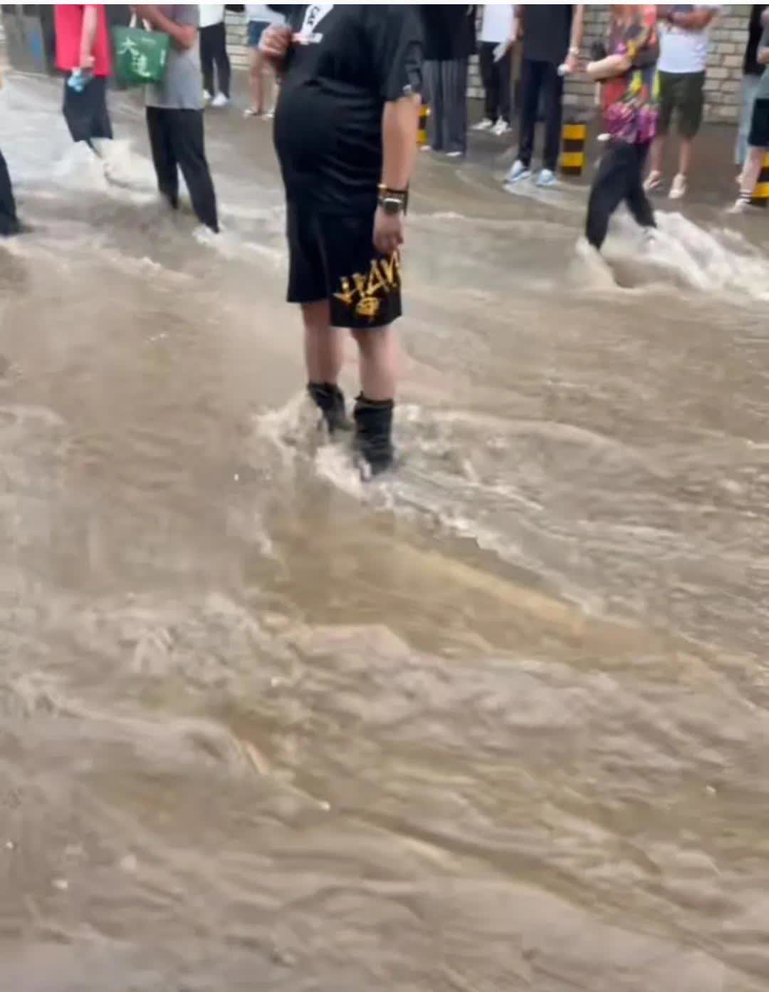 今年最大的一场暴雨袭击了大连，很多马路上水流成河，这下可苦了接孩子放学的家长，虽