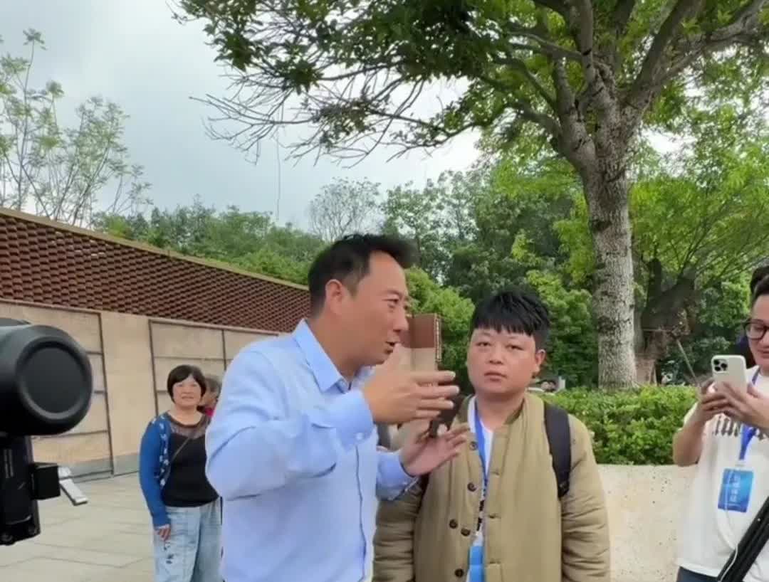 脱了警服的谭乔警官，到重庆荣昌打卡，也很好奇，为什么至今已过去十多年了，不穿警服