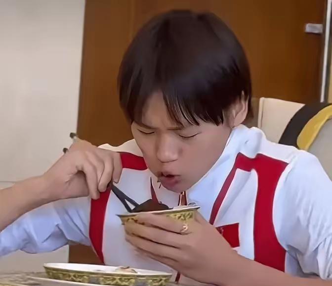 咱就说，全红婵这贪吃的劲，一定是随了妈妈……
可是，她跟妈妈没法比呀，妈妈就是一