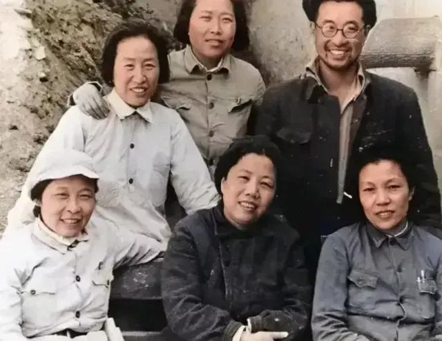 这张珍贵的照片拍摄于1942年，这是在延安拍下的合影照，大家知道他们是谁吗？