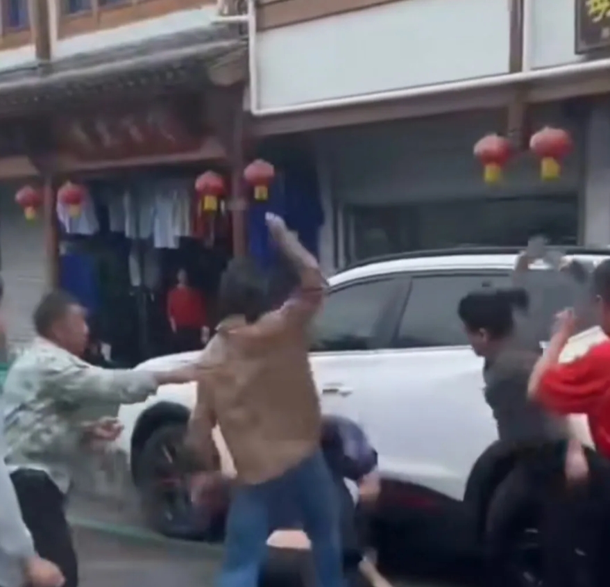 安徽一饭店内，5 人对一名外地游客大打出手，手段极其狠辣！事情是这样的，61 期